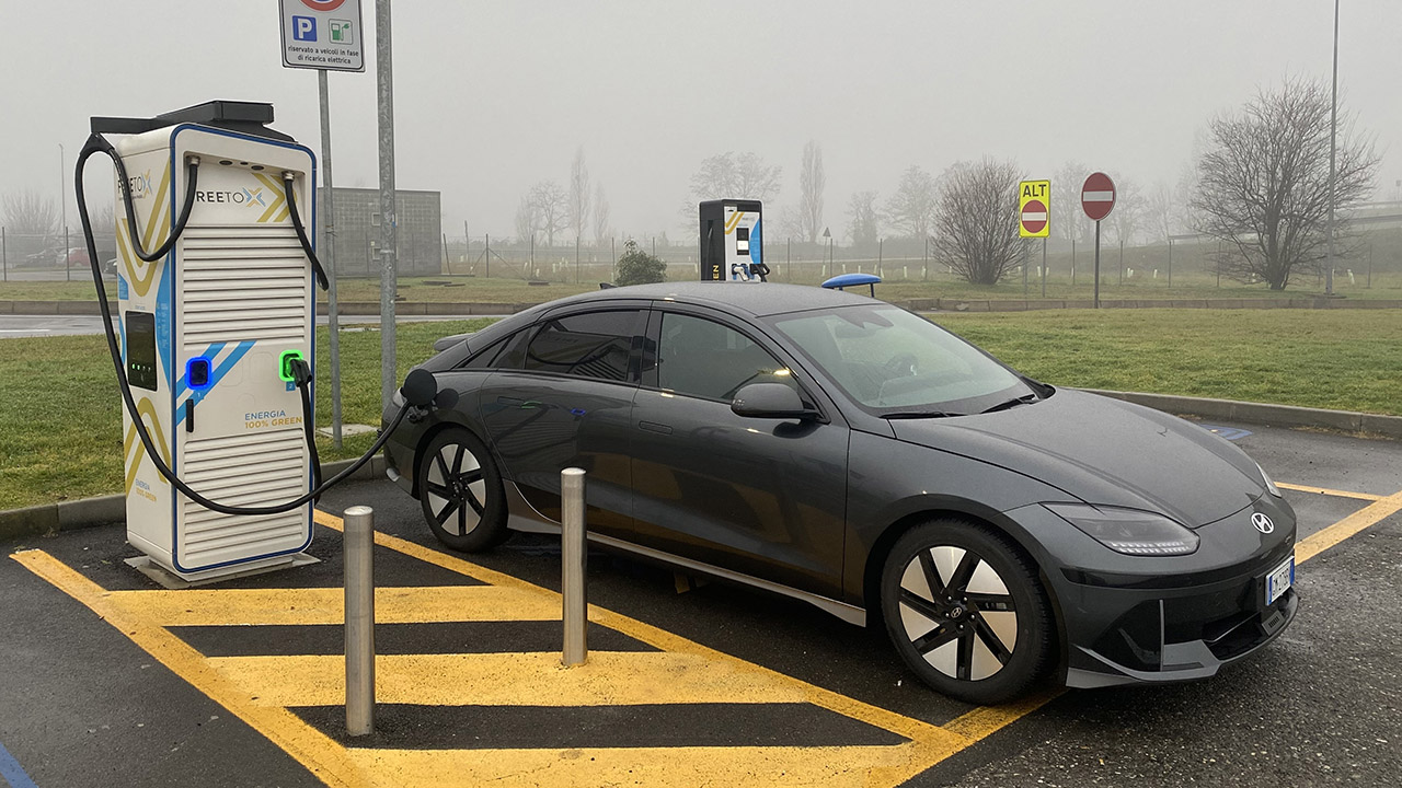 Hyundai Ioniq 6, come si comporta in autostrada ed in ricarica? La nostra prova