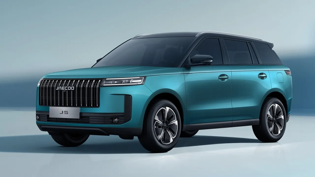 Jaecoo 5 arriva in Italia, benzina o elettrica, ecco il listino completo