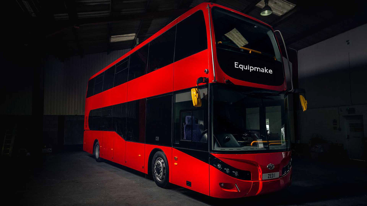 Anche il bus doppio piano si elettrizza: ha una coppia pazzesca e batteria come cinque Tesla