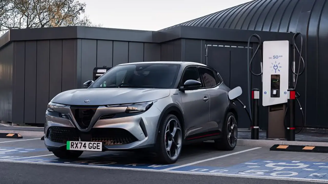 Anche Alfa Romeo lancia il suo incentivo per l'elettrico nel Regno Unito