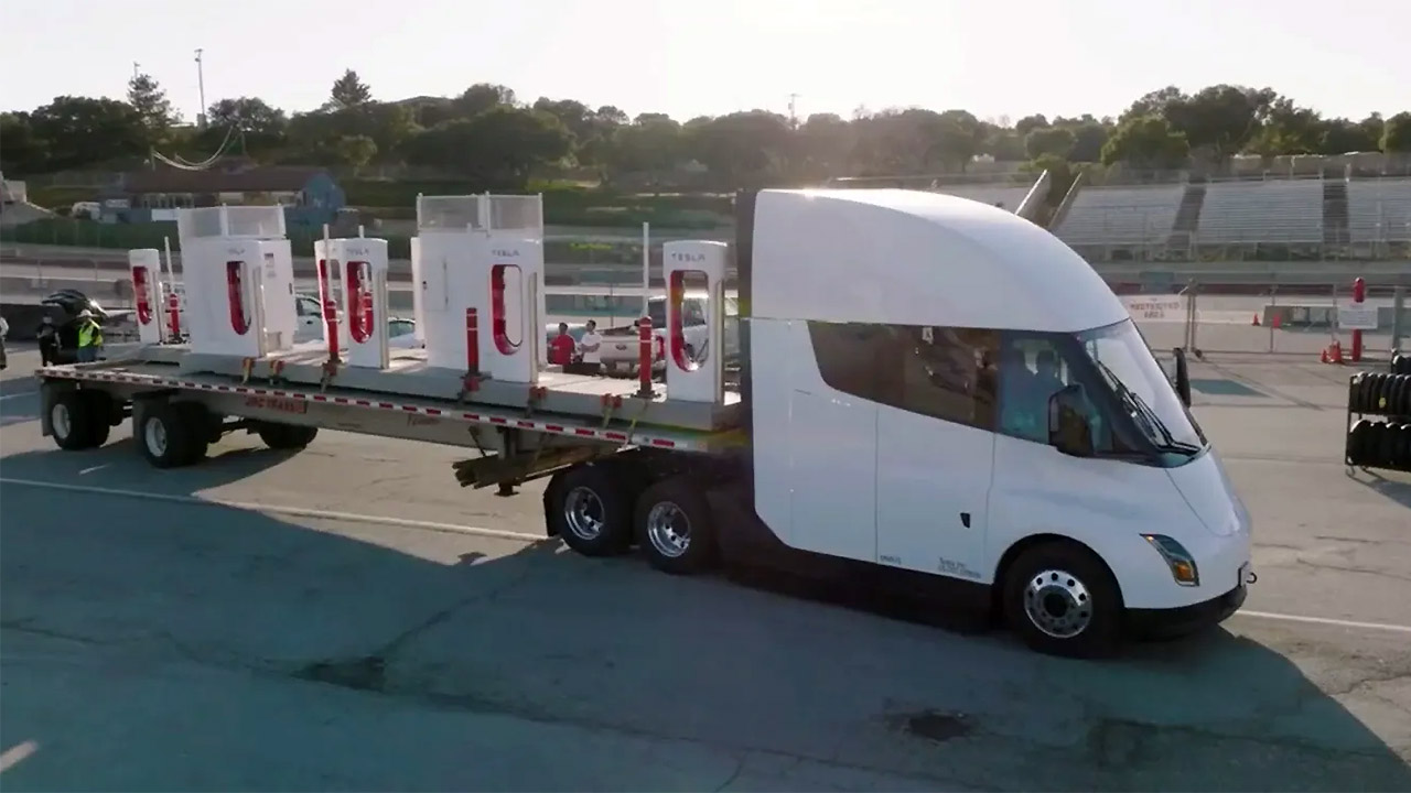 Il camion elettrico Tesla Semi consegna a Laguna Seca un Supercharger prefabbricato