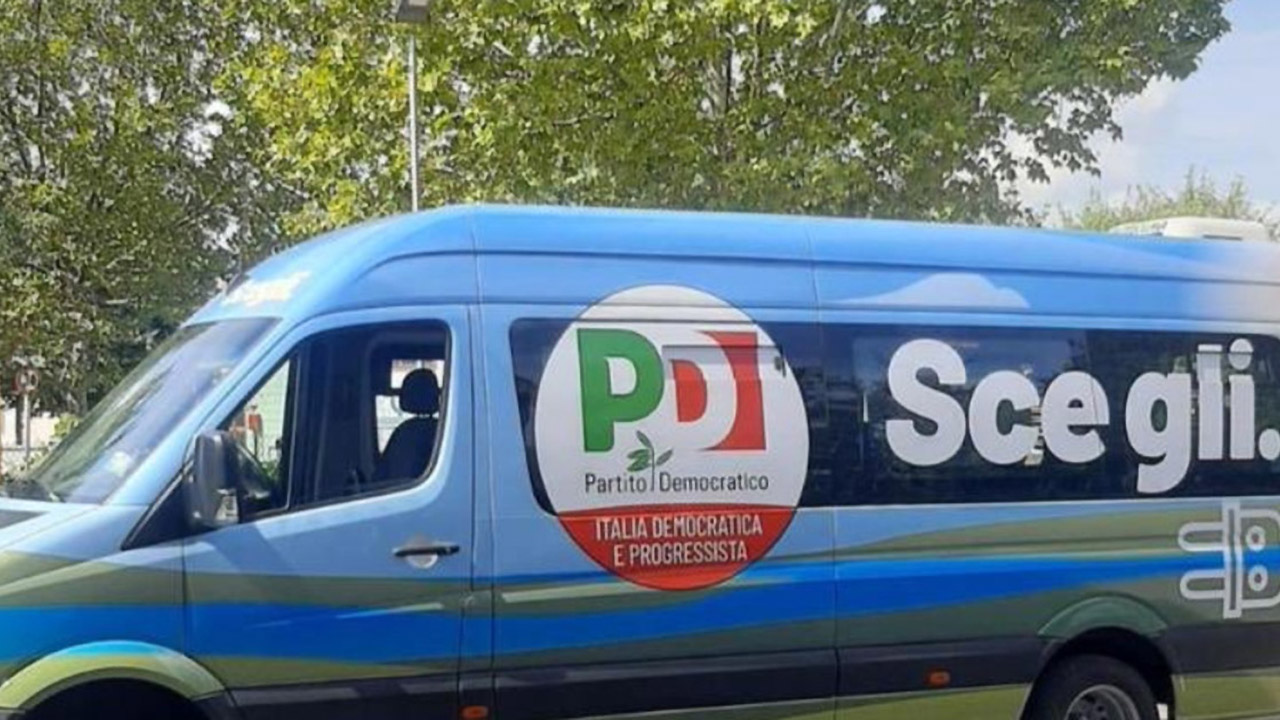 Il minibus elettrico del Partito Democratico resta senza carica. Si tratta però di un mezzo obsoleto