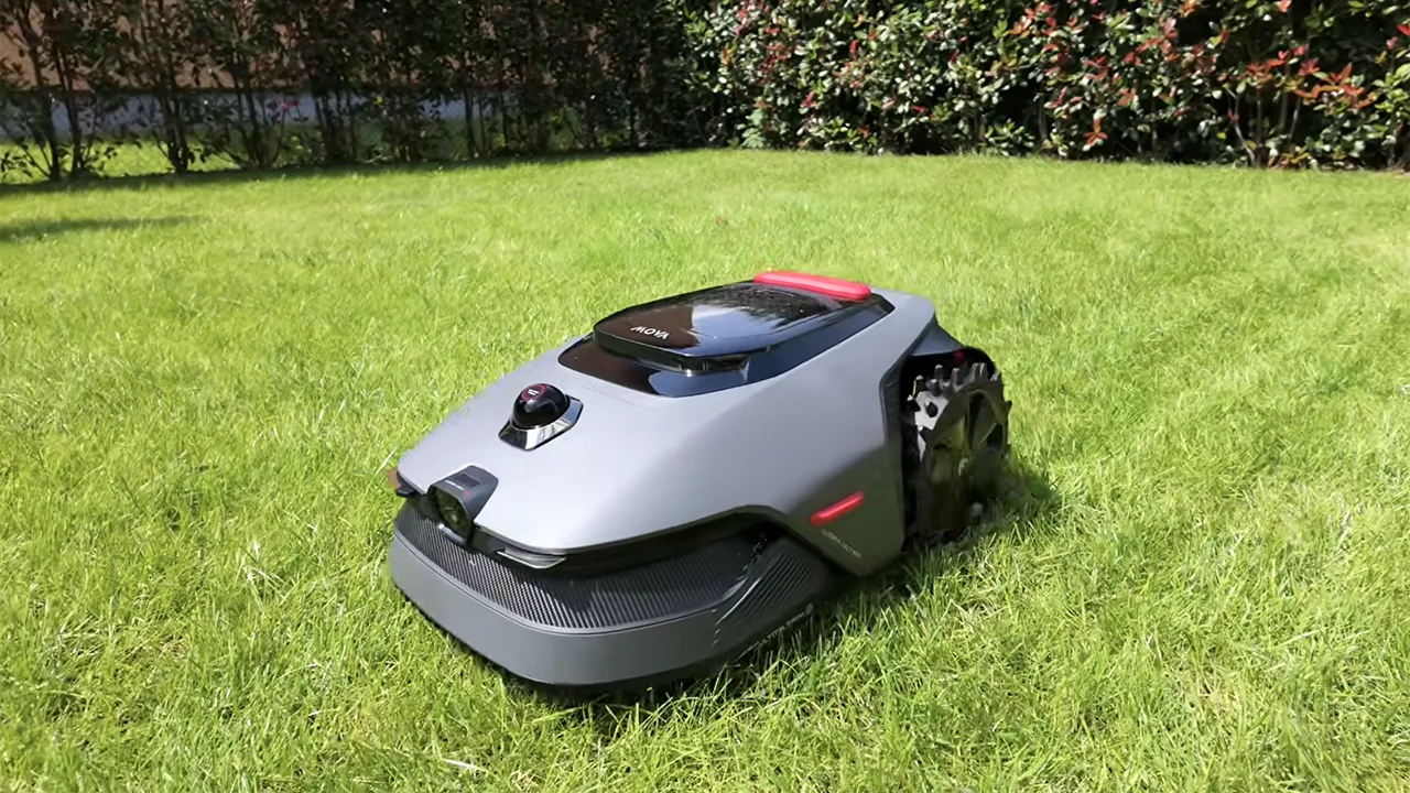 Mova LiDAX Ultra 1000 in prova, il robot tagliaerba che punta tutto su LiDAR e AI