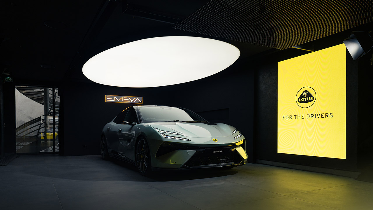 Lotus inaugura il nuovo flagship store di Parigi, mentre iniziano le consegne della Eletre