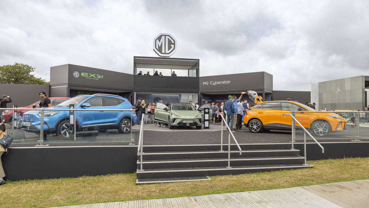 MG presenta a Goodwood la sua tripletta elettrica: Cyberster, MG4 XPOWER e EX4