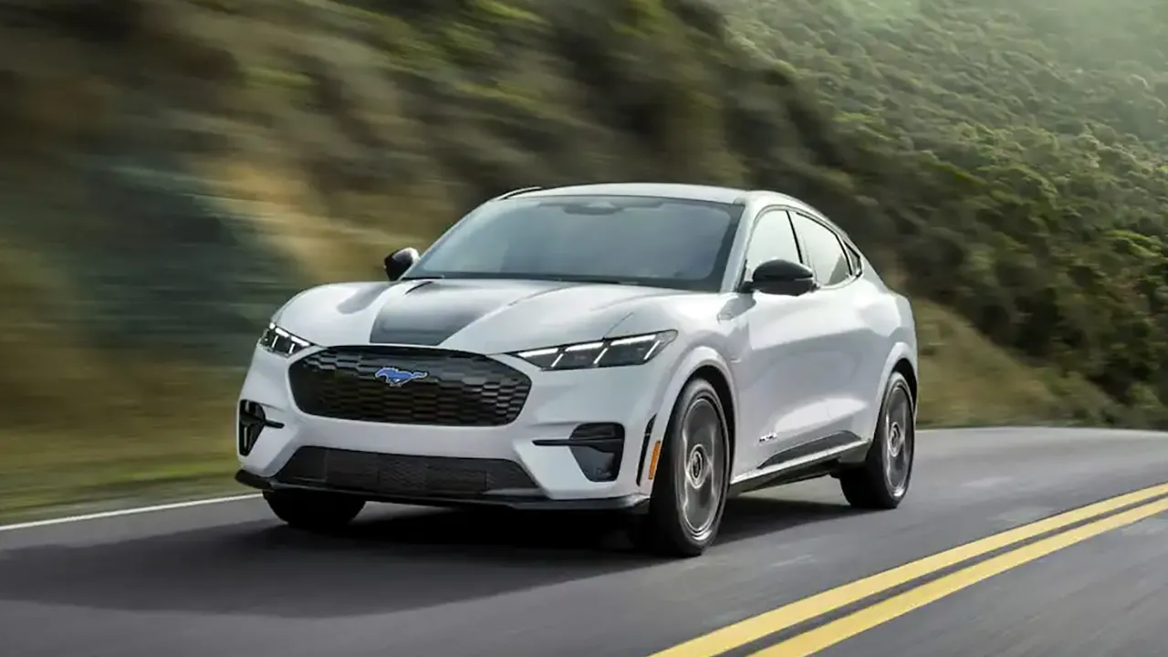La strana scelta di Ford: nel 2026 la Mach-E avr&agrave; il frunk come optional a pagamento