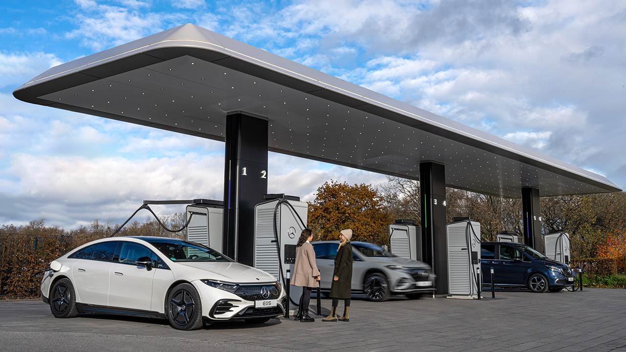 Mercedes apre il primo hub di ricarica europeo. Colonnine italiane ancora protagoniste