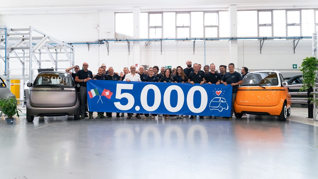 Microlino: dal rischio di fallimento alla vettura unica che celebra le 5.000 unit&agrave; prodotte
