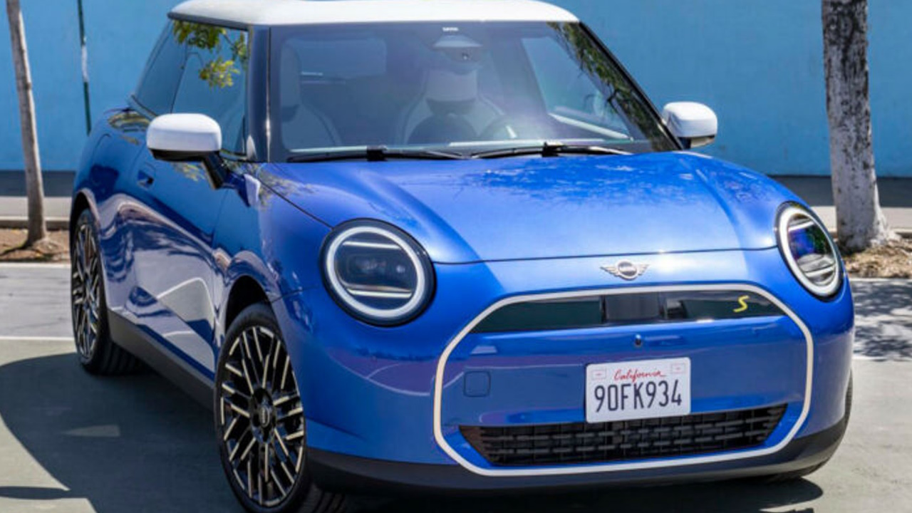 La nuova Mini Cooper elettrica dà un taglio (quasi) netto al passato