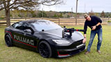 Tesla Model S Plaid, modificata da Fullmag con minigun e visione notturna