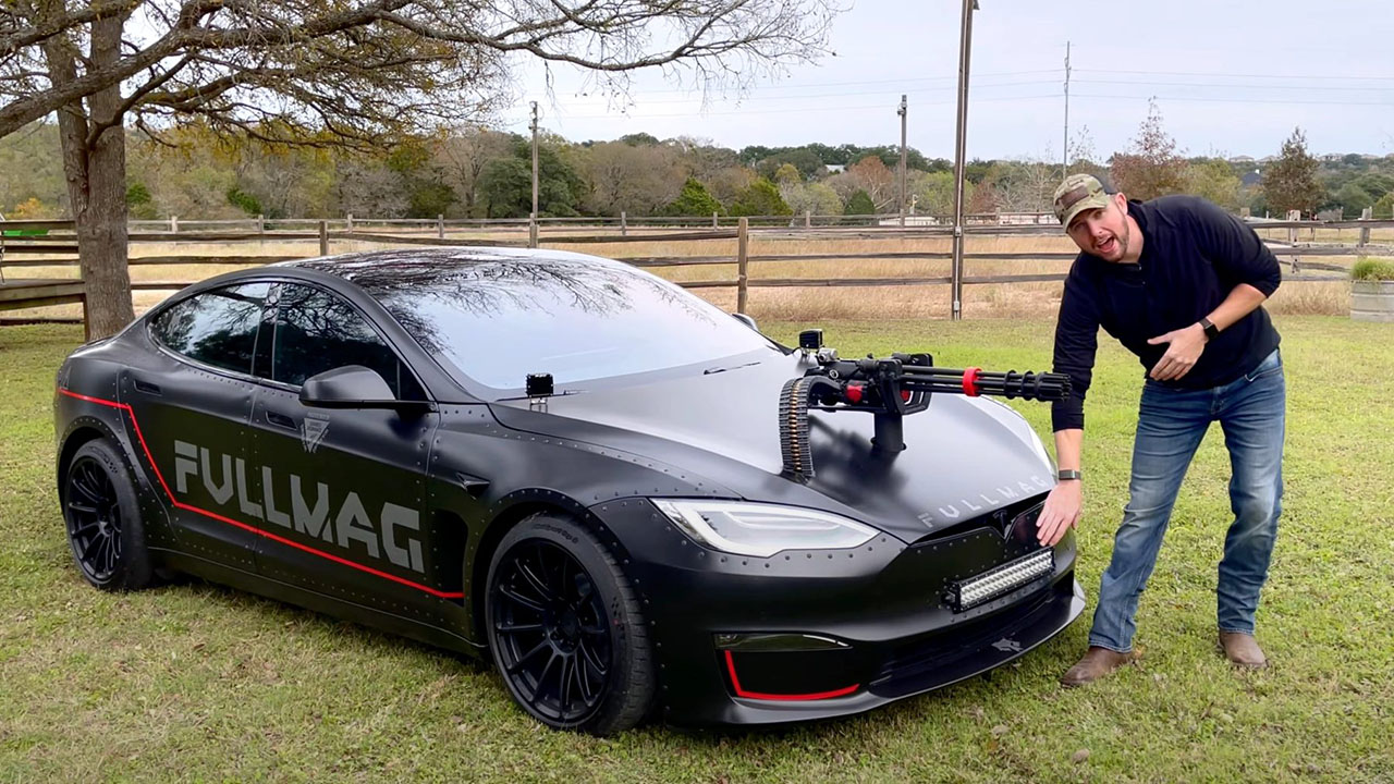 Tesla Model S Plaid, modificata da Fullmag con minigun e visione notturna