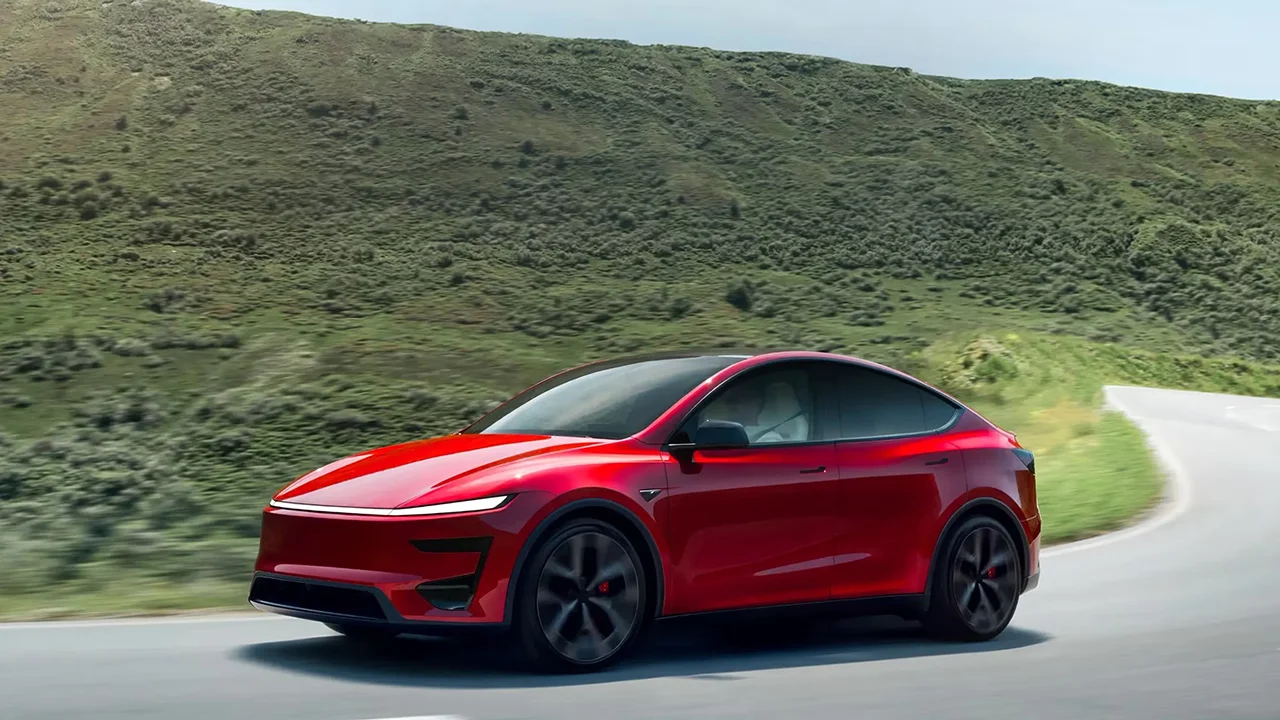Anche Tesla Model Y Premium guadagna il V2L, con accessorio da 80 dollari