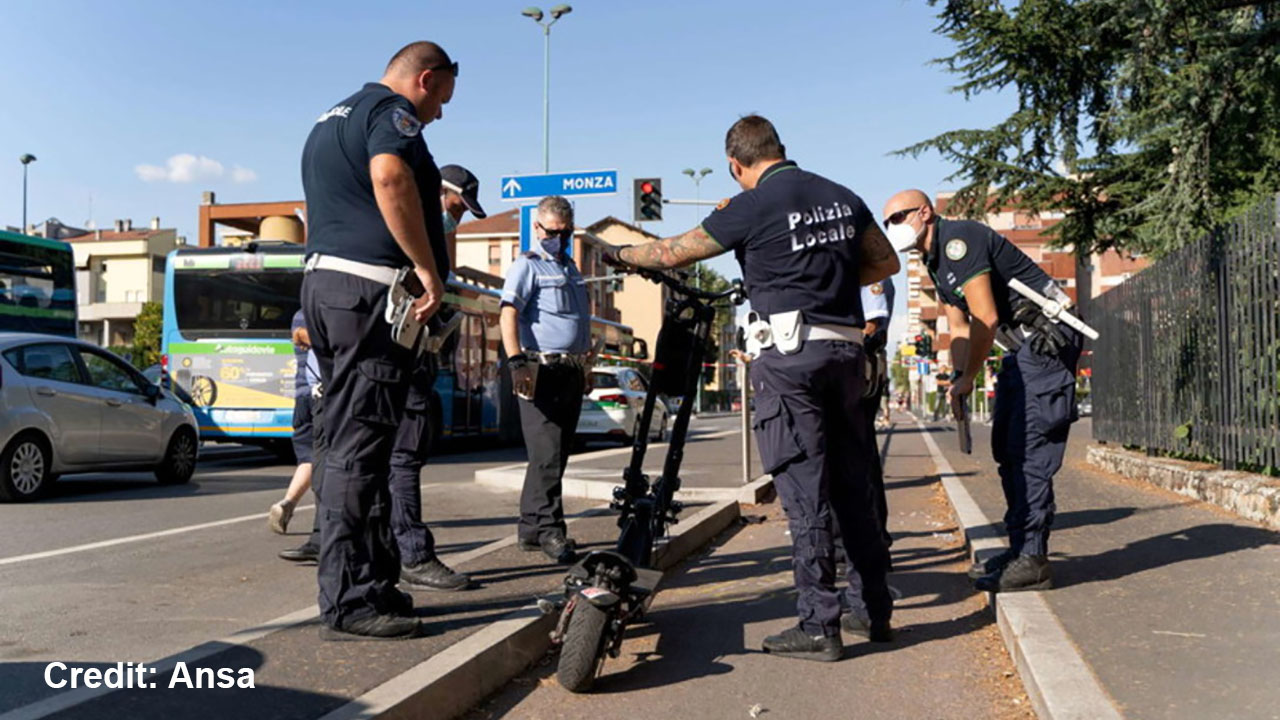 Tragedia nel milanese: tredicenne muore cadendo dal monopattino elettrico (che non poteva guidare)