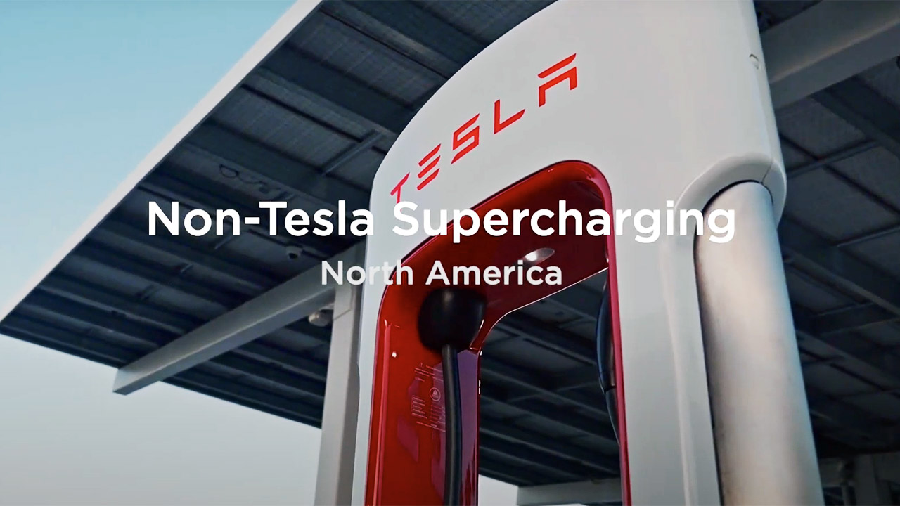 Ufficiale, Tesla apre a tutti i Supercharger americani. In un video spiega come usare il Magic Dock