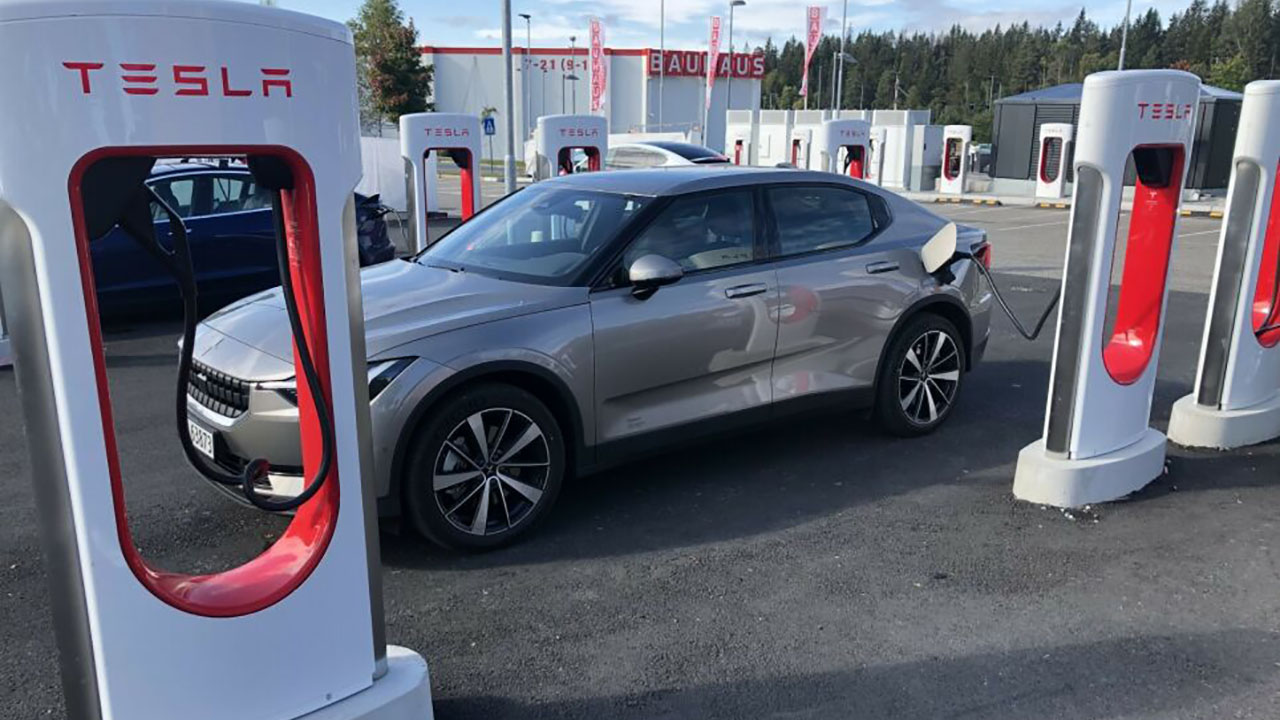 Supercharger aperti, anche in Norvegia e Francia altri marchi ricaricano dalla rete Tesla. Foto e video