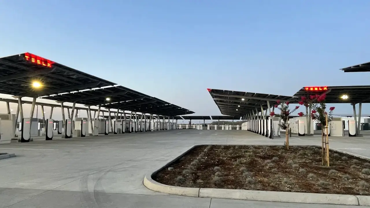 Tesla ha appena aperto un Supercharger incredibile: 168 stalli, fotovoltaico e off-grid