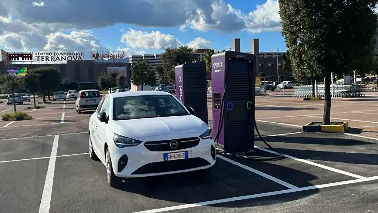 Ad Olbia arrivano le prime colonnine hypercharger della Sardegna: 4 stalli di Enel X