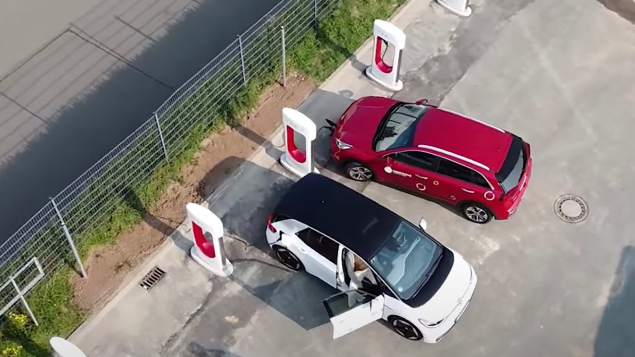 Tesla l'ha fatto davvero: da oggi la rete Supercharger è aperta alle auto della concorrenza