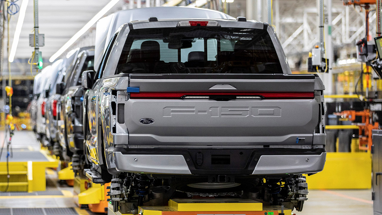 Ford cerca di correre più veloce degli ordini, raddoppiando ancora la produzione dell'F-150 elettrico