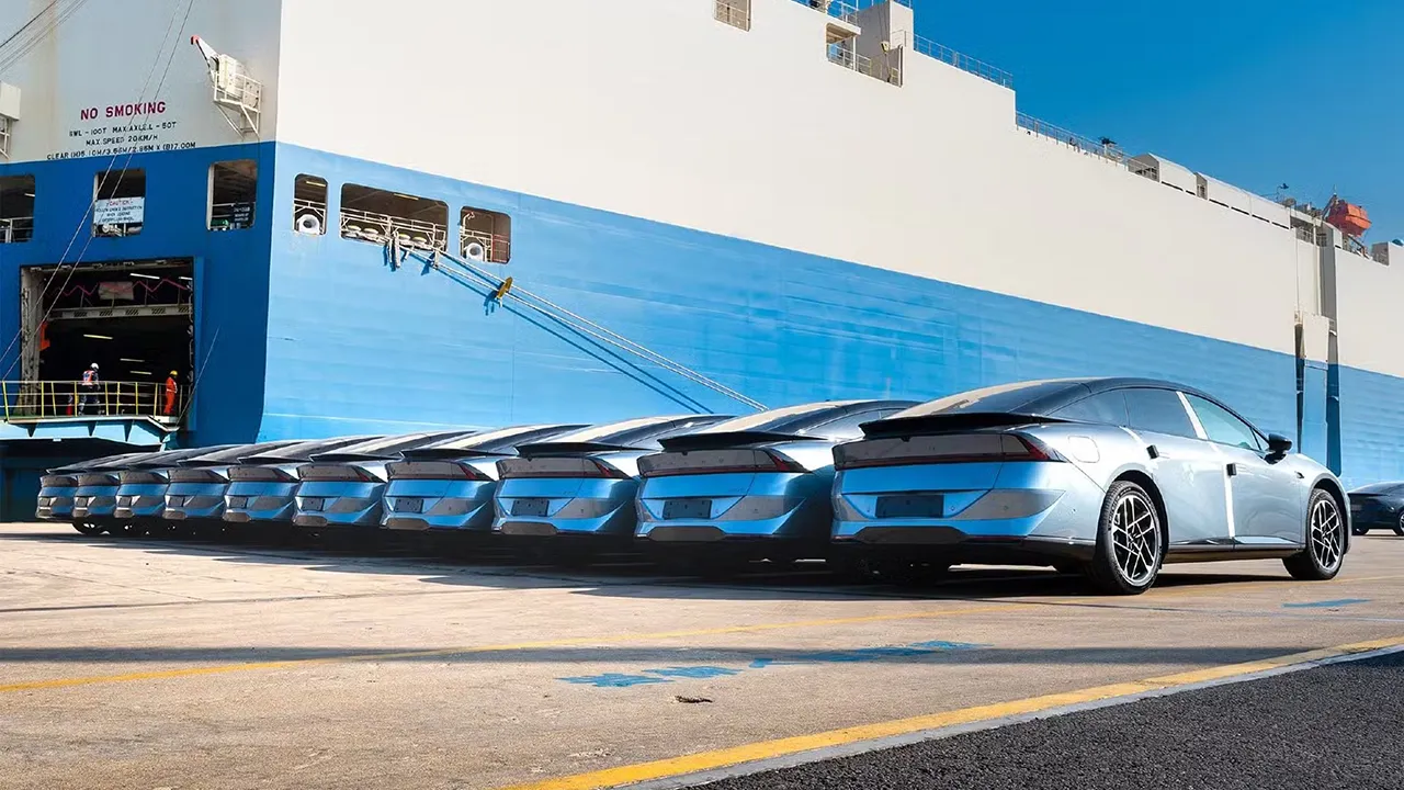 La XPeng P7+ &egrave; salpata in direzione dei mercati esteri