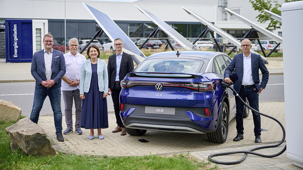 Volkswagen inaugura le hypercharger alimentate da fotovoltaico e batterie di seconda vita