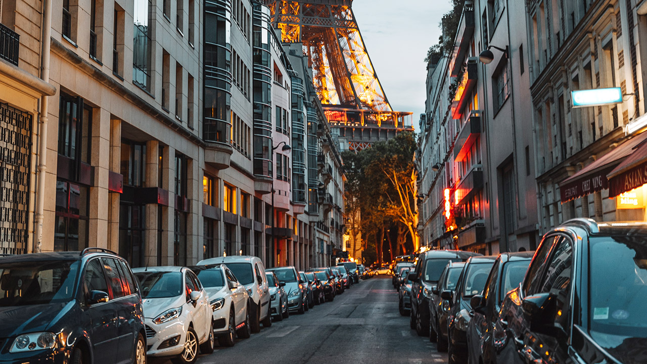 Ora a Parigi il parcheggio delle auto più pesanti costa il triplo, elettriche incluse