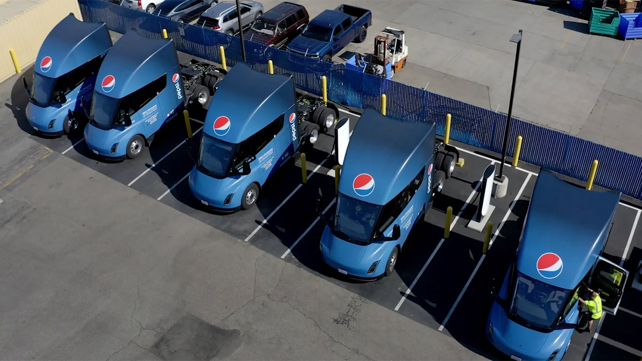 Pepsi spiega come utilizza i camion elettrici Tesla Semi: tre veicoli percorrono le tratte lunghe