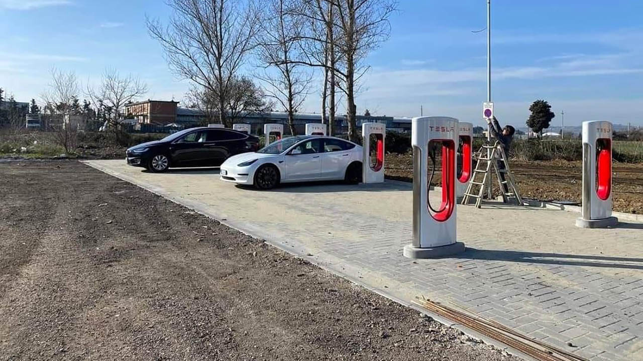 Quasi pronto il Tesla Supercharger di Perugia. Gli stalli perpendicolari anticipano l'apertura a tutti?