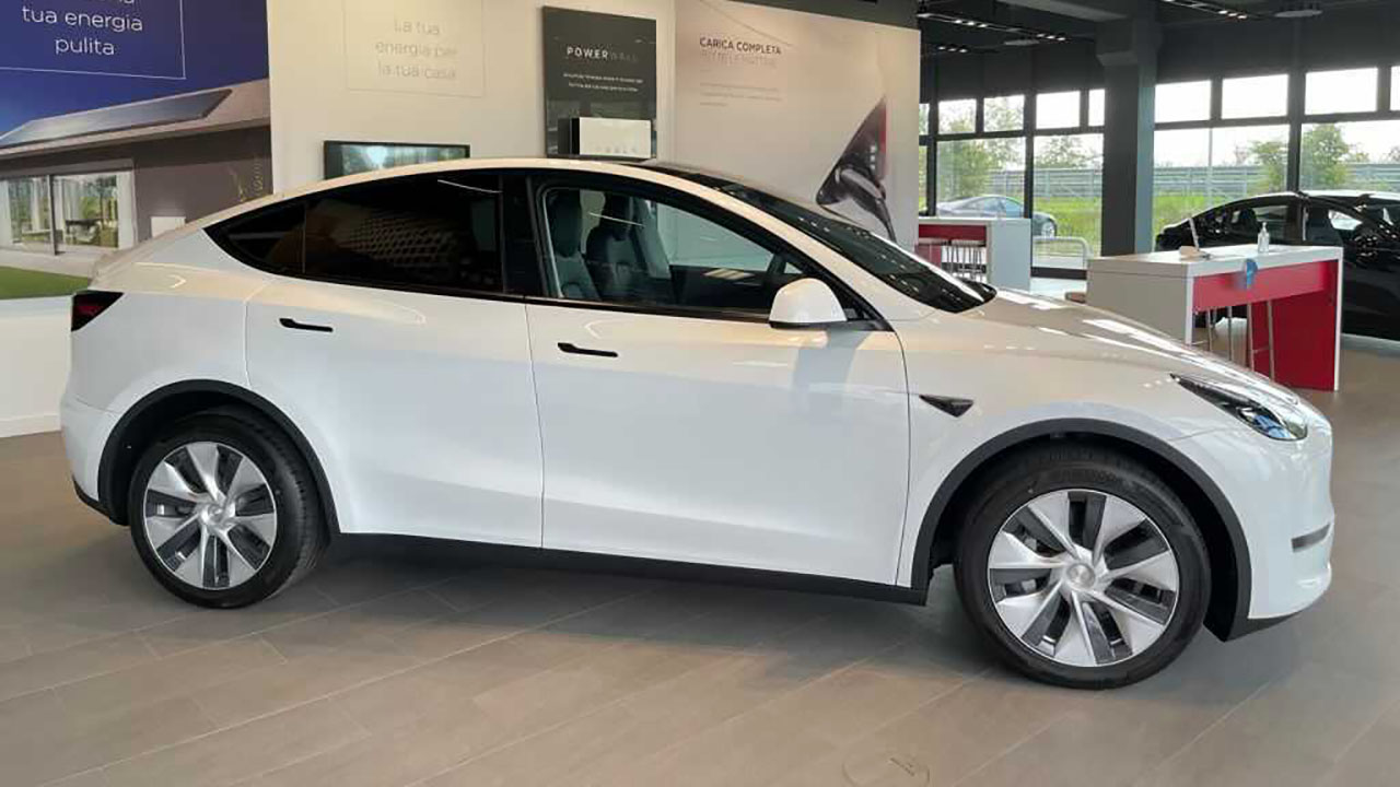 Quale versione di Tesla Model Y aspettano tanti italiani? Eccola, è già allo store di Peschiera