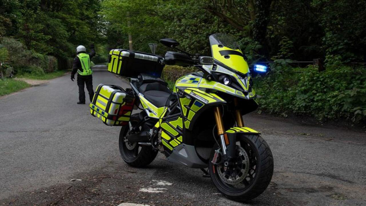 I Bobby inglesi provano le moto elettriche di Energica per il loro servizio di pattuglia  