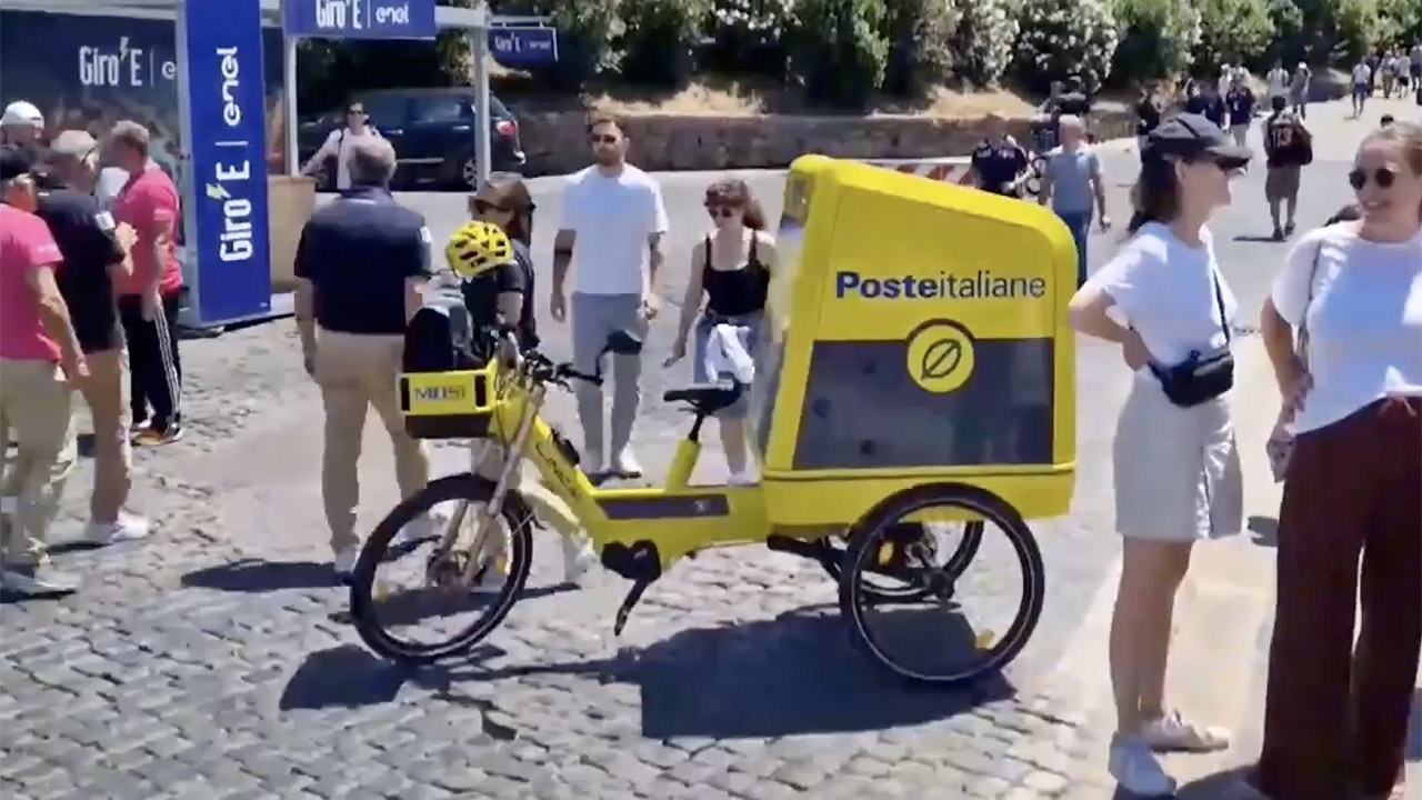 Poste Italiane sperimenta le nuove e-bike cargo che si autoricaricano con il fotovoltaico