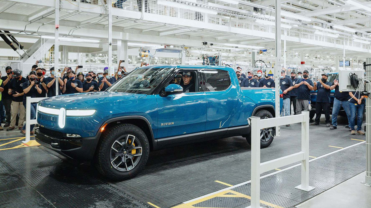 Rivian vince la sfida del pick-up elettrico: ecco i primi R1T prodotti. Partono le consegne