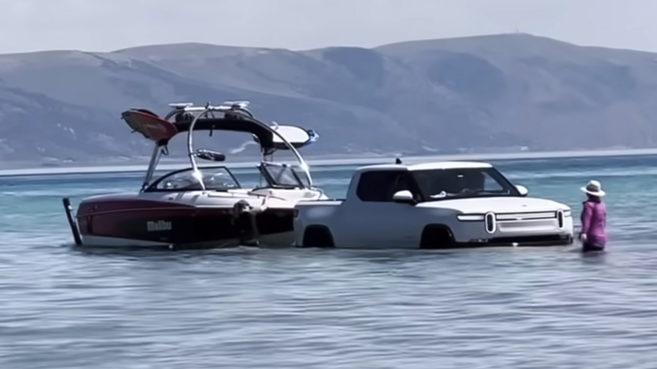 La folle prova con un Rivian R1T: sgancia la barca trainata direttamente dall'acqua