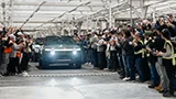 Il primo SUV R2 di Rivian esce dalla catena di montaggio: &egrave; arrivata la svolta per il marchio