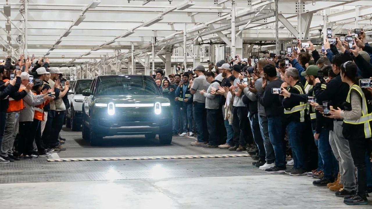 Il primo SUV R2 di Rivian esce dalla catena di montaggio: &egrave; arrivata la svolta per il marchio
