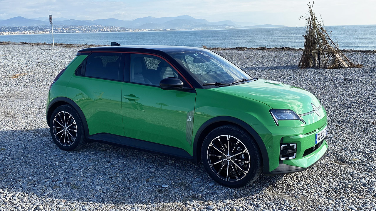 Nuova Renault 5, test drive in anteprima: è l'auto che molti aspettavano? | Video