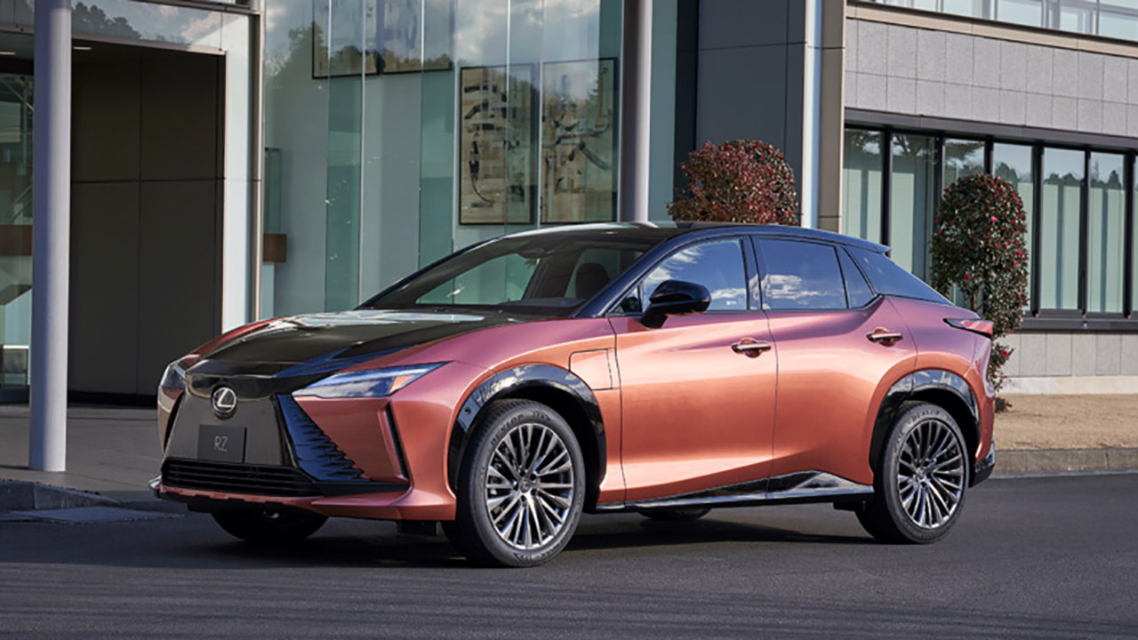 Anche Lexus presenta la sua prima elettrica globale: RZ è gemella di Toyota e Subaru