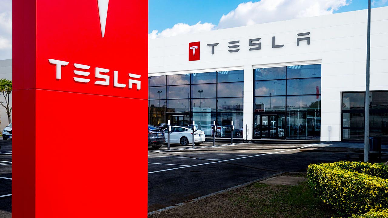 Tesla, le vendite sprofondano in Europa: cali vertiginosi in molti mercati chiave