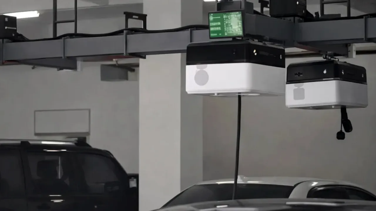 Addio ricerca della parcheggio con colonnina, ora il robot arriva da te e cala il cavo dall'alto