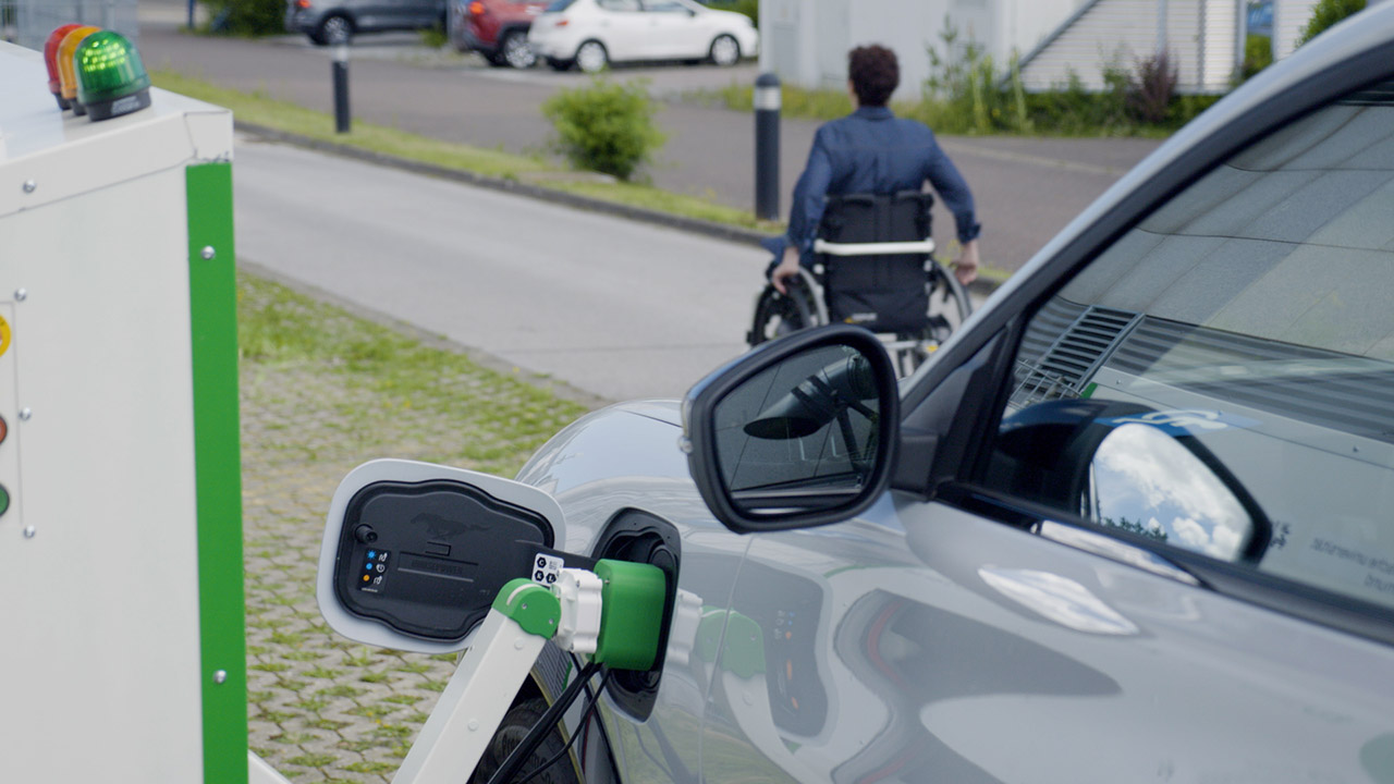 Automobilisti elettrici ma diversamente abili, la colonnina robotica di Ford ricarica per voi