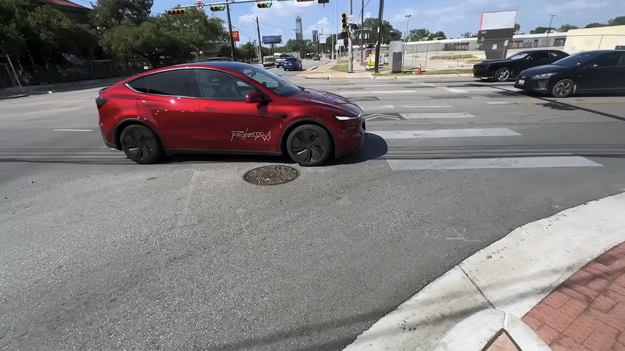 Tanti errori per i Tesla Robotaxi: passeggeri abbandonati e incidenti sfiorati