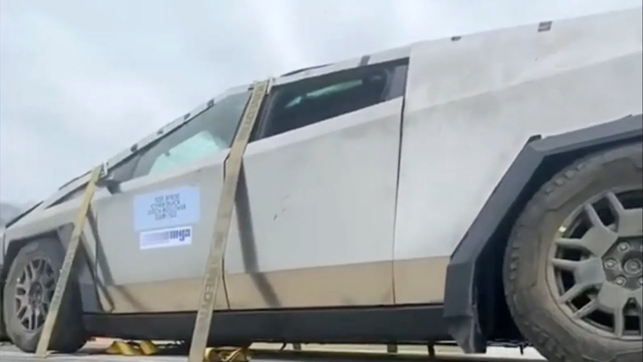 Come se la passa un Tesla Cybertruck dopo un crash test? Scopriamo il display posteriore