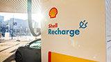 Vietati degli spot Shell su rinnovabili e ricarica: "nasconde la parte sui combustibili fossili"