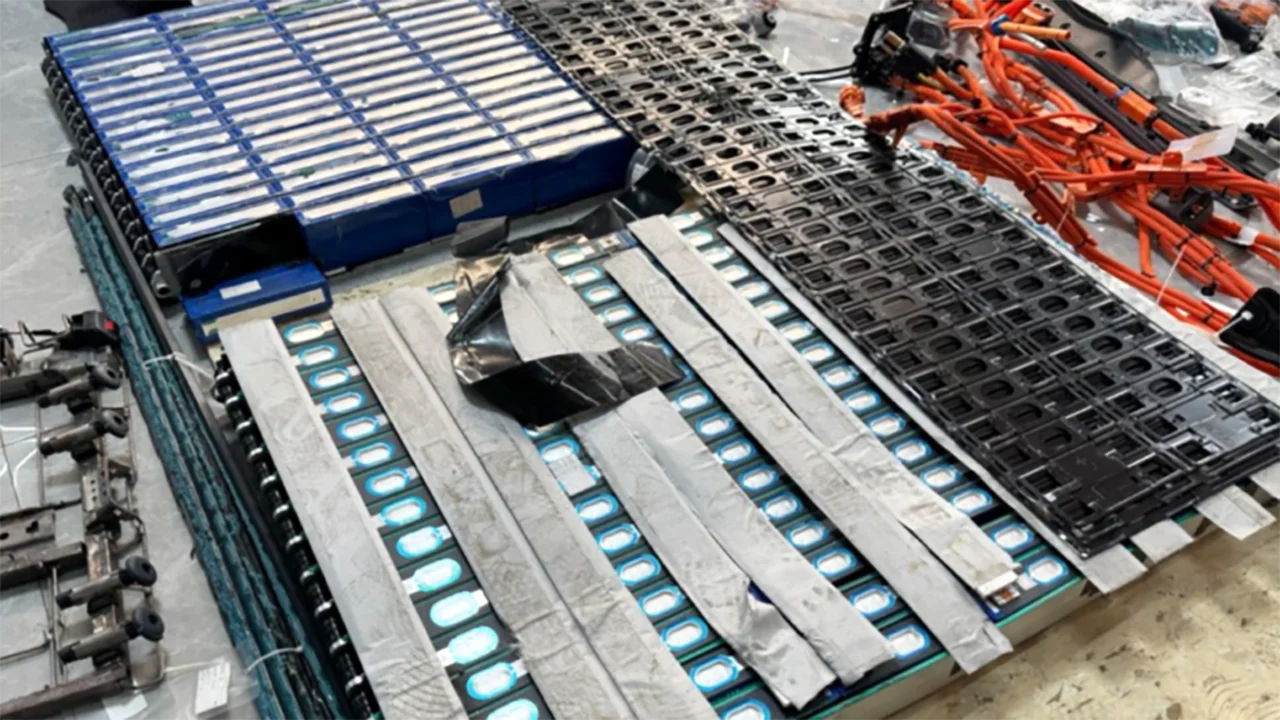 Svelati i segreti della Xiaomi SU7: batterie smontate e distrutte resistono agli incendi?