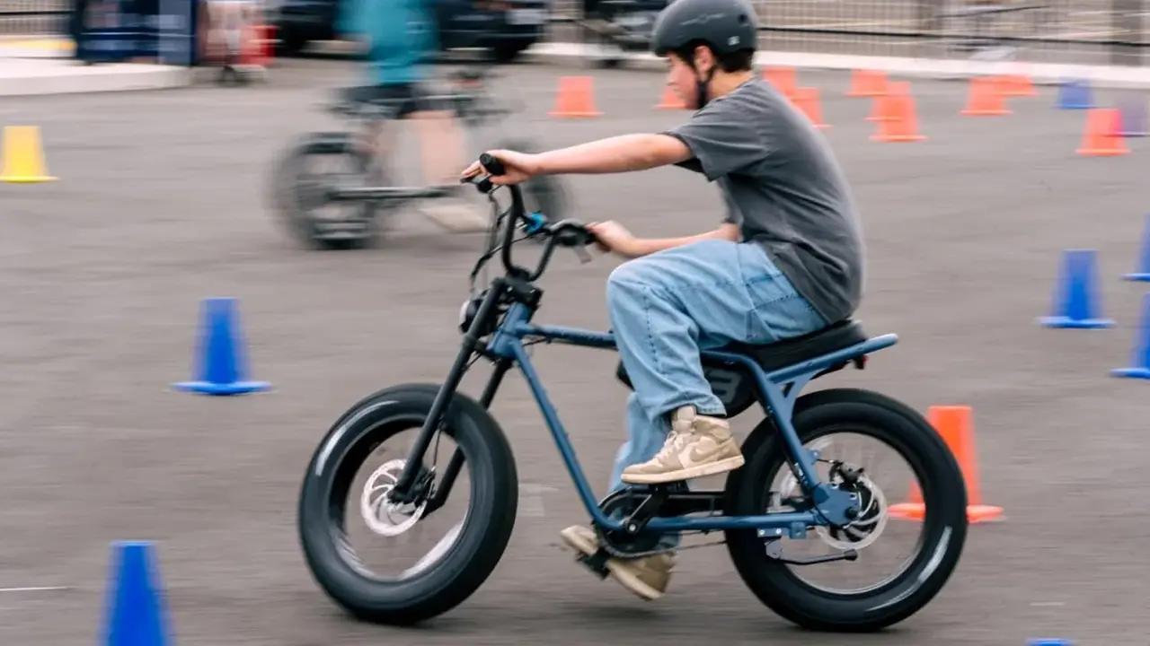 C'è il primo caso mondiale di patente per e-bike (e monopattino) in età scolare