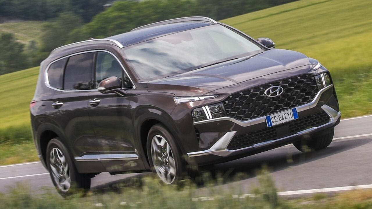 Hyundai Santa Fe, disponibile anche la versione plug-in hybrid. Prezzo e caratteristiche