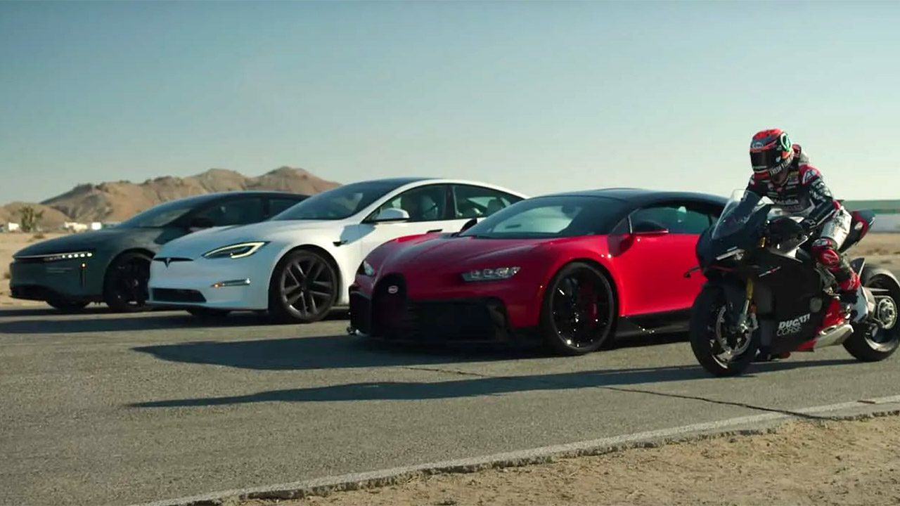 La Lucid Air Sapphire sconfigge Tesla Model S Plaid, Bugatti Chiron e... una Ducati | Video