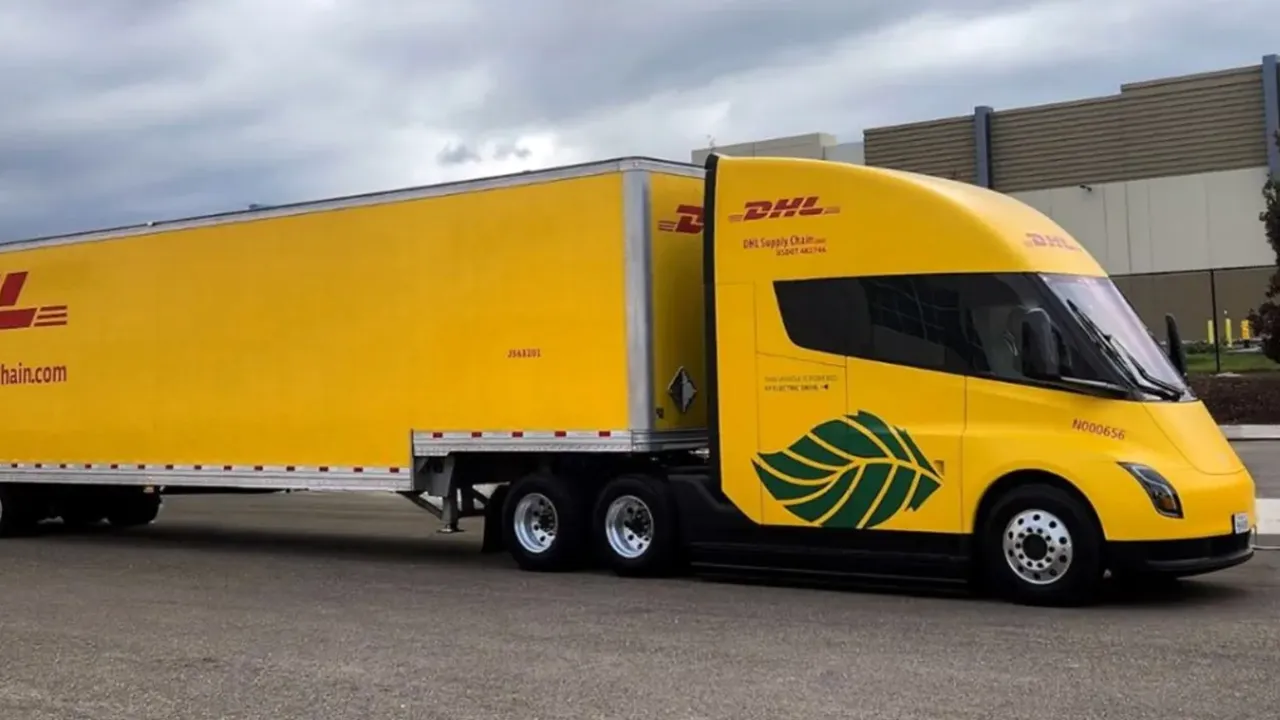 Anche DHL riceve un Tesla Semi, ne avr� una flotta nel 2026
