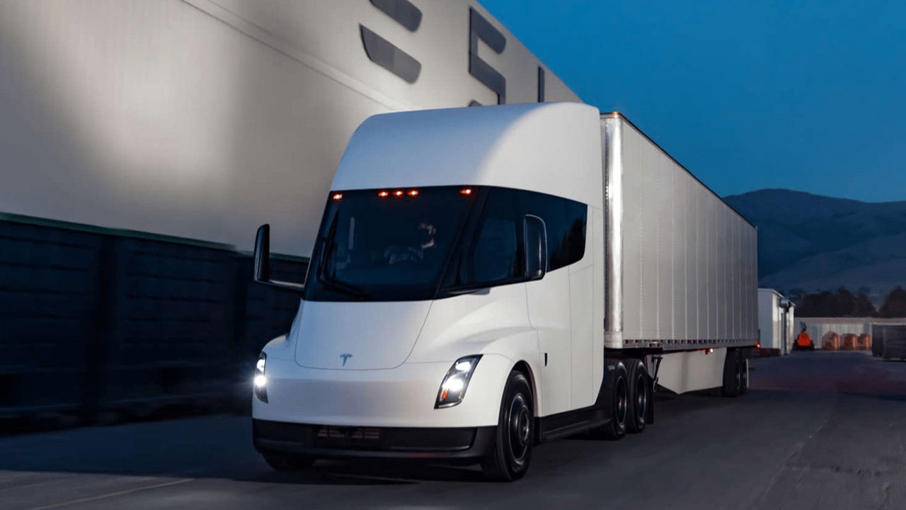 Tesla Semi: Elon Musk lo d disponibile (a sorpresa) nel 2022