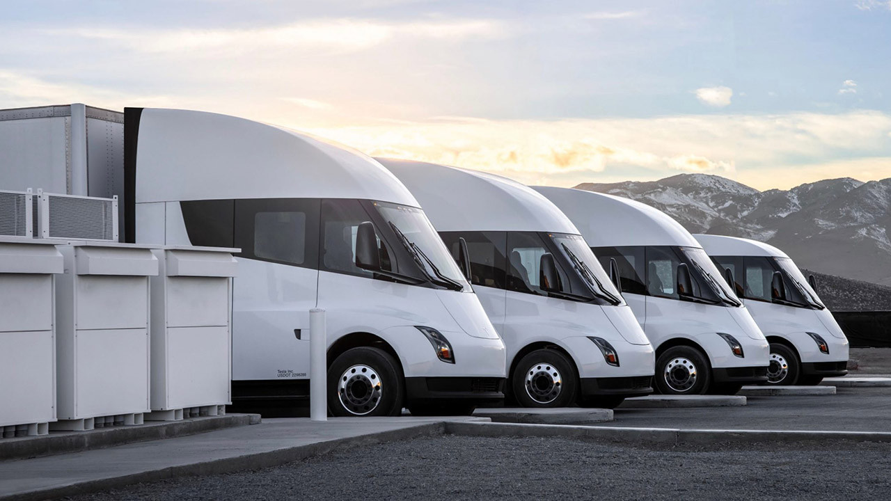 Tesla svela nuovi camion elettrici Semi in ricarica nel primo Megacharger. Inizia la produzione?